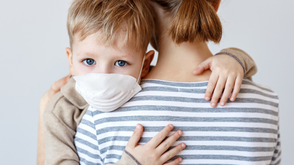 COVID-19 и децата: Родителите да следят за отказ от хранене и промяна в дишането
