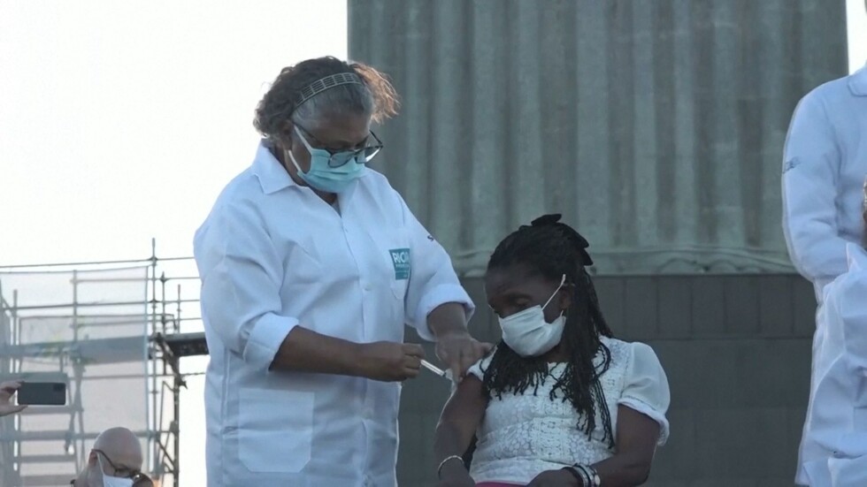 Две жени станаха първите ваксинирани срещу COVID-19 в Рио де Жанейро
