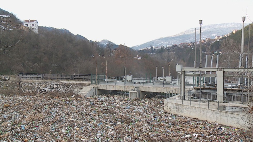 Плаващото сметище в Искър: Извадени са 457 тона боклуци до момента