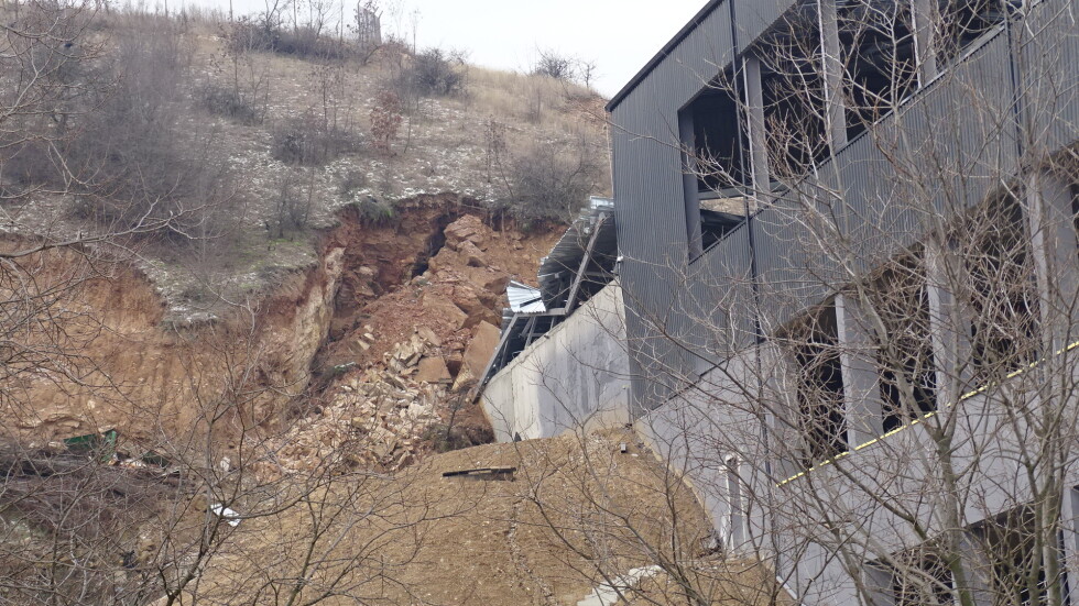 Скално свлачище върху новото депо за отпадъци край Благоевград