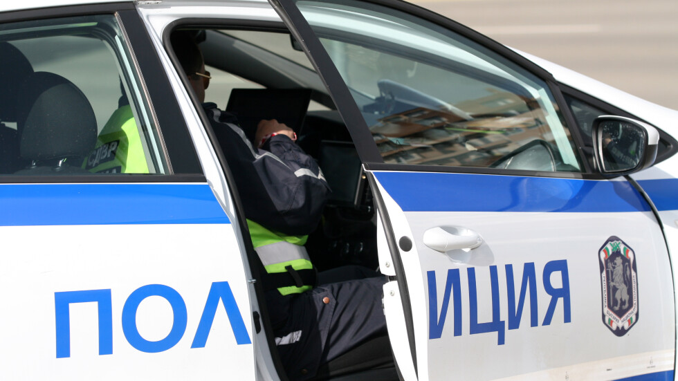 Гонка в Ботевград: Полицията стреля по микробус, ударил патрулка