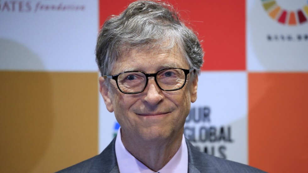 Бил Гейтс благодари на учените и медиците, след като се ваксинира срещу COVID-19
