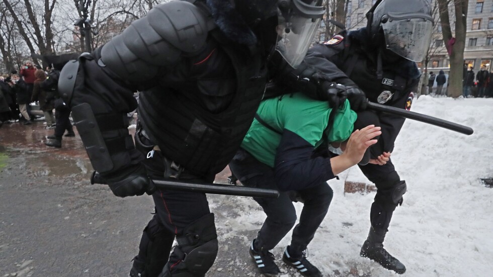 Близо 2000 ареста и сблъсъци с полицията при протести в подкрепа на Навални в Русия (ОБЗОР)