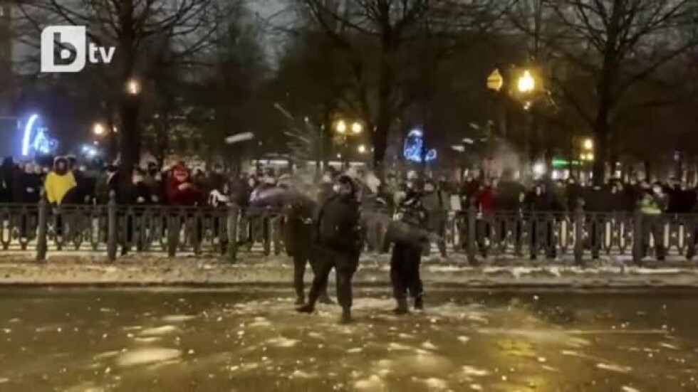 На война в Москва… но със снежни топки (ВИДЕО)