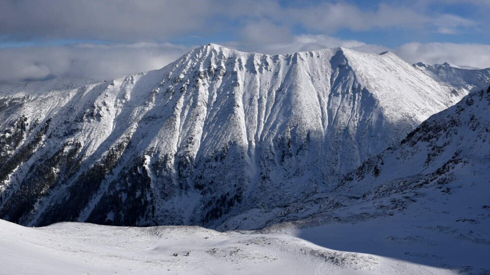 Опасност от лавини: Експертите предупреждават за рискове в зимната планина