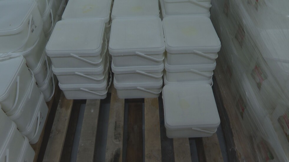 Откриха 600 кг сирене с изтекъл срок в склад в Пловдив