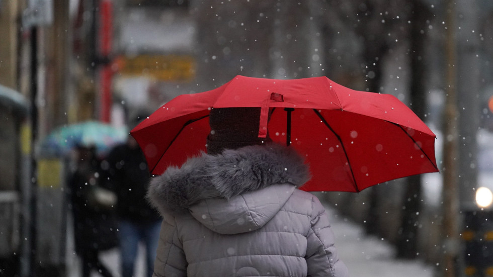 Предупредителен жълт код за валежи от сняг и дъжд за цялата страна