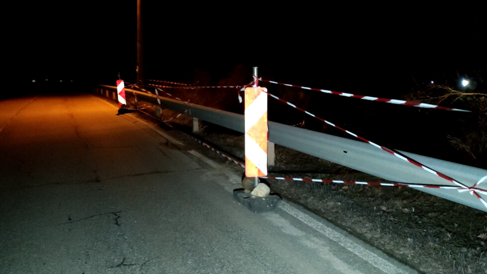 Опасно свлачище: Пътят към Банско е подкопан