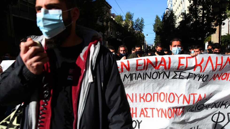 Гърция забранява събирането на повече от 100 души на открито