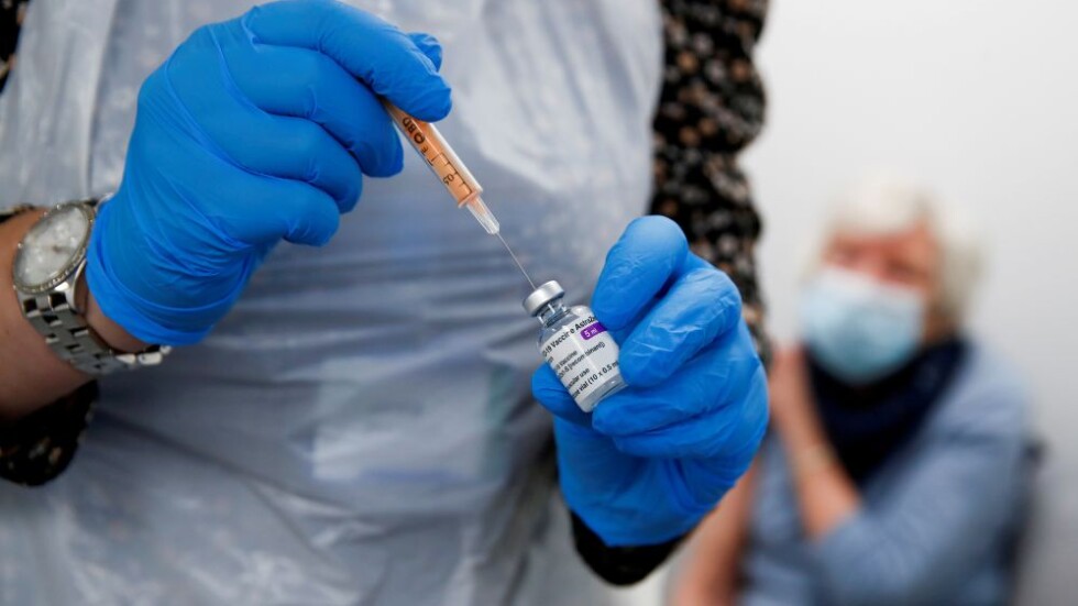 ЕМА може да разреши ваксината на „АстраЗенека“ само за младите пациенти