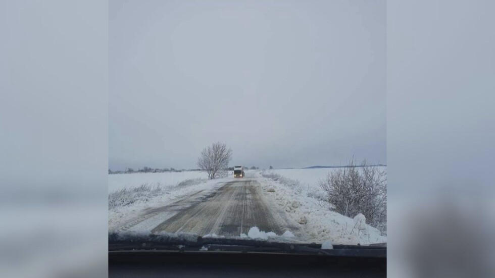 Няколко населени места в Ямболско са без ток заради снеговалежа 