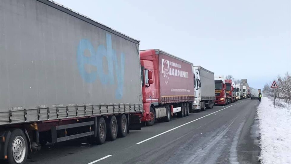 Закъсали в снега камиони затрудняват трафика от Ямбол към ГКПП „Лесово“