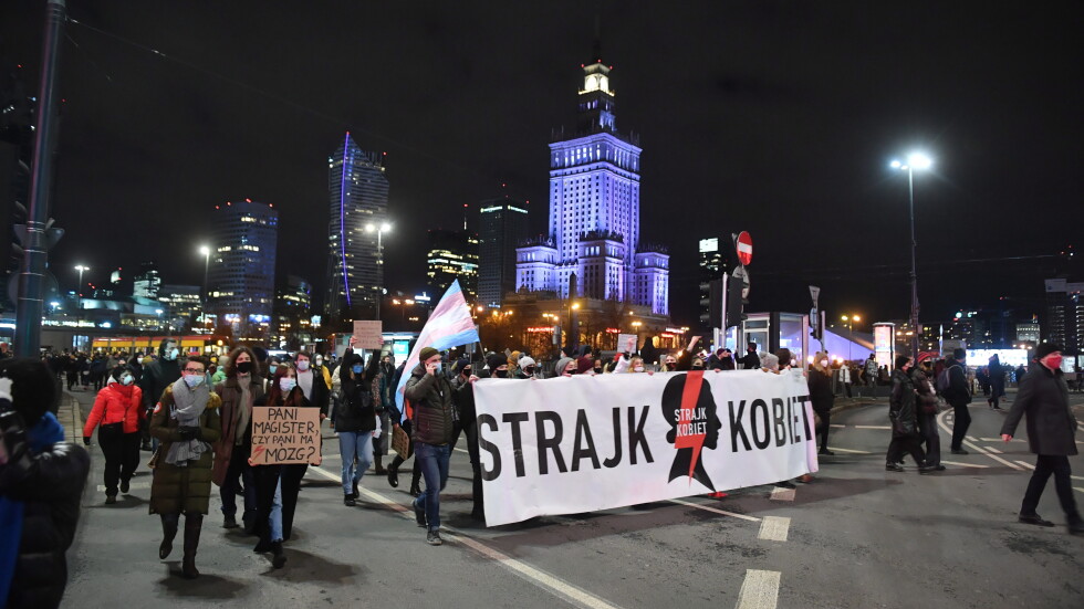 Хиляди отново протестират в Полша заради затягането на закона срещу абортите