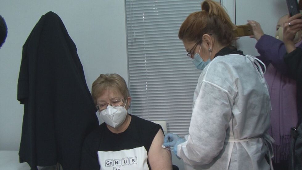 Имунизирането на учителите с ваксина срещу COVID-19  започна от Бургас