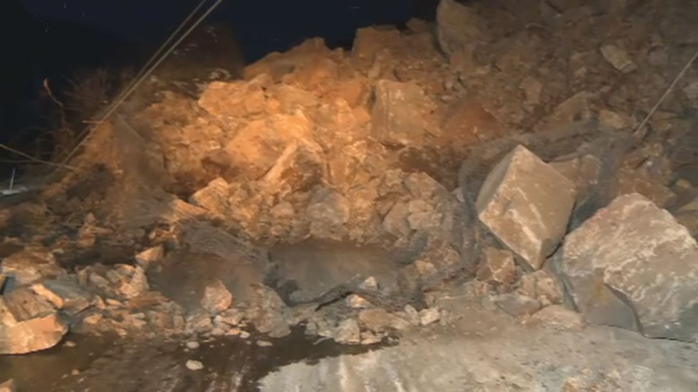 Около 1500 куб. скална маса е паднала на пътя до село Елисейна