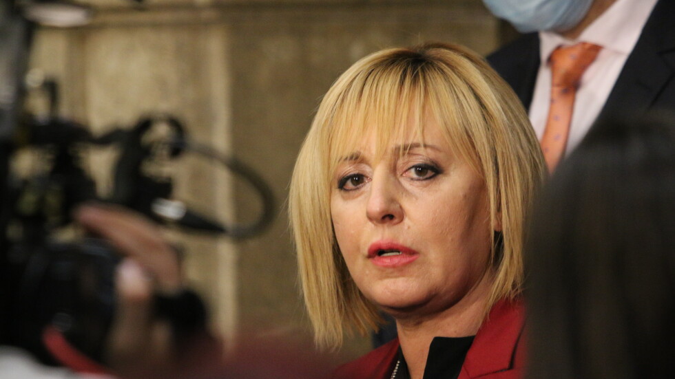 Манолова поиска свикване на КСНС "във връзка с хаоса с изборите"