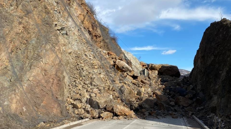 Разчистват се хилядите тонове скална маса на пътя през Искърското дефиле 