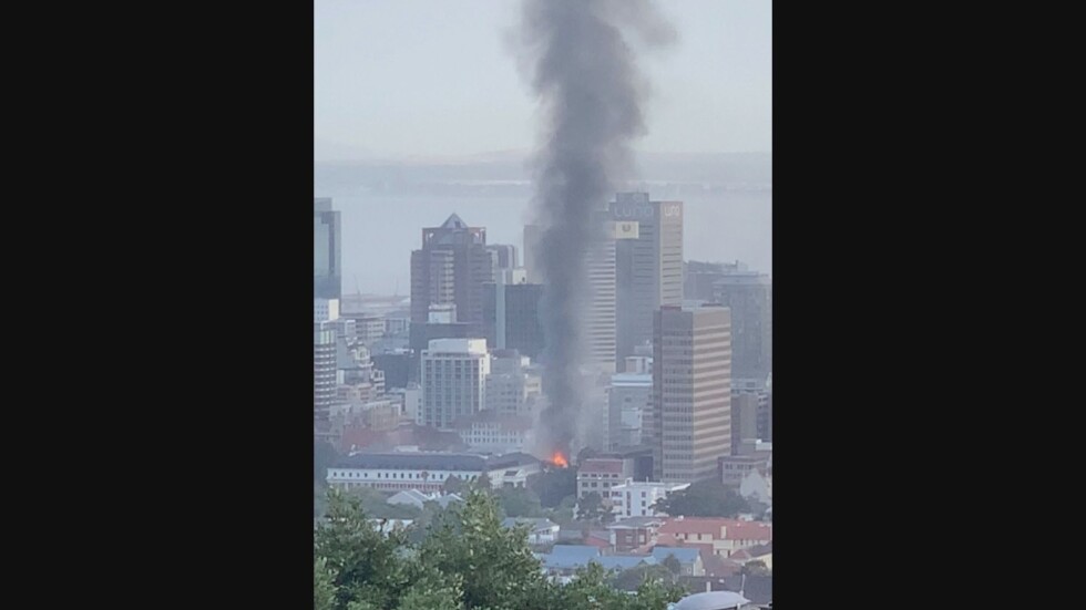 Пожар в парламента на Южна Африка