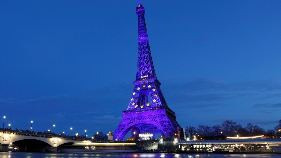 Заради европредседателството: Франция освети в синьо забележителностите на Париж