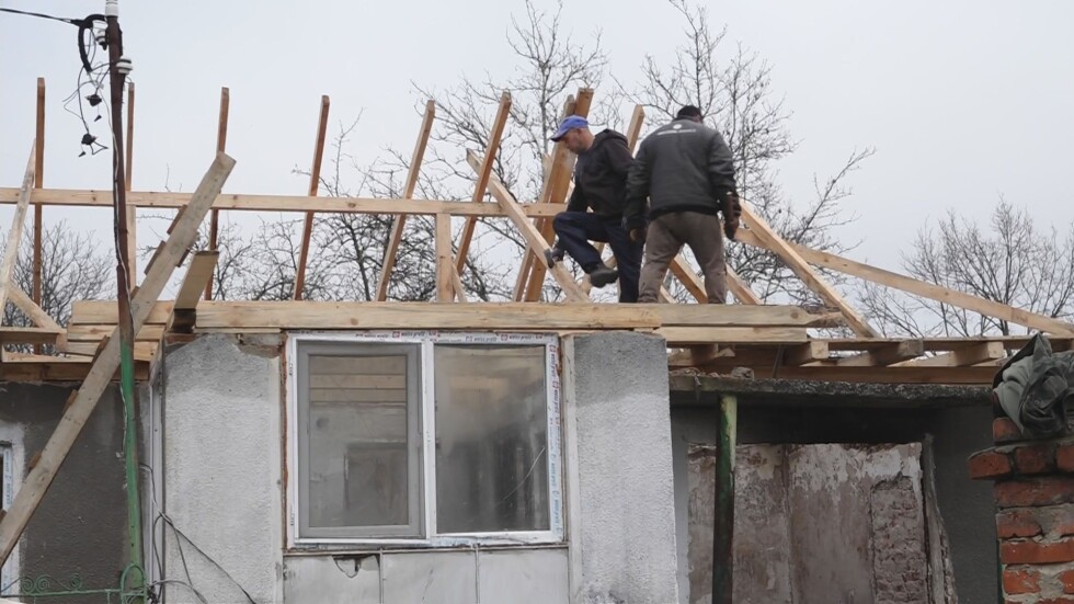 Помощ след пожара в Завет: Доброволци възстановяват изгорелия покрив