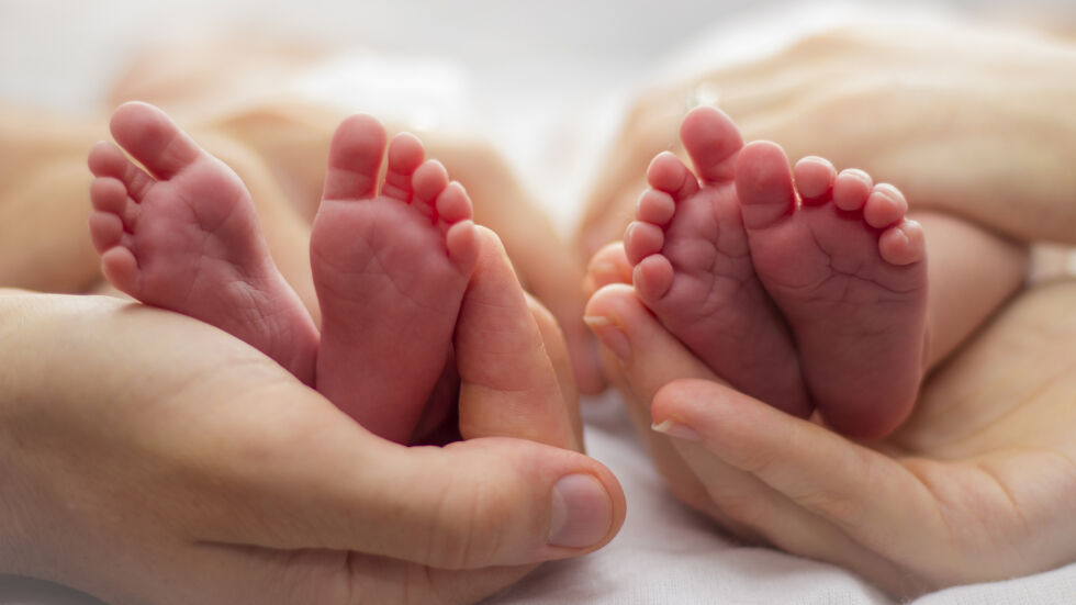 Жена роди близнаци в две различни години - навръх Нова година