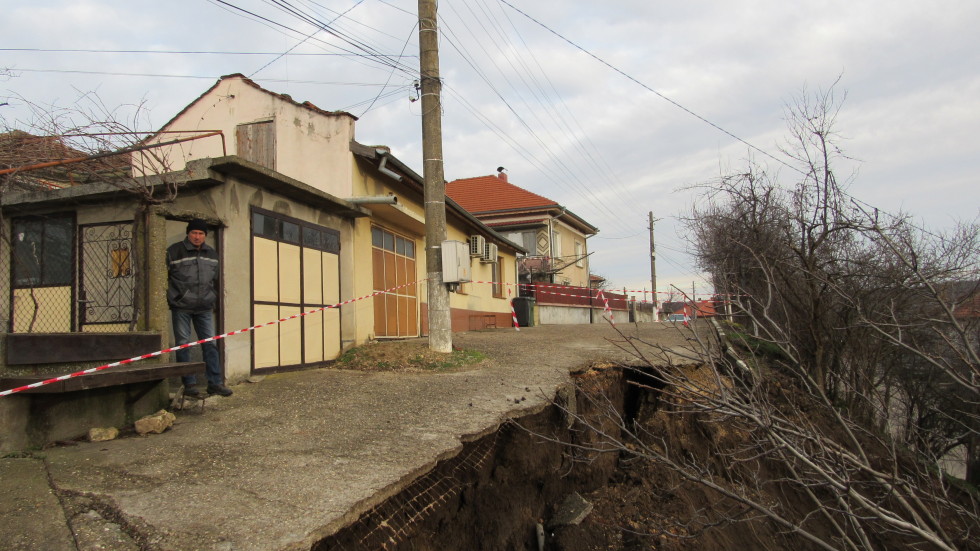 Улица във Ветово се срути заради спукан водопровод