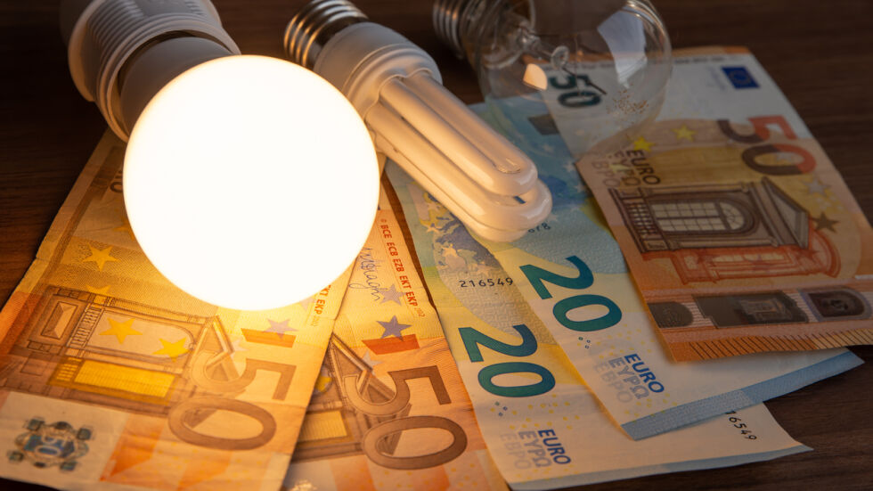 Европа срещу кризата: Свиване на потреблението на ток и облагане на свръхпечалбите