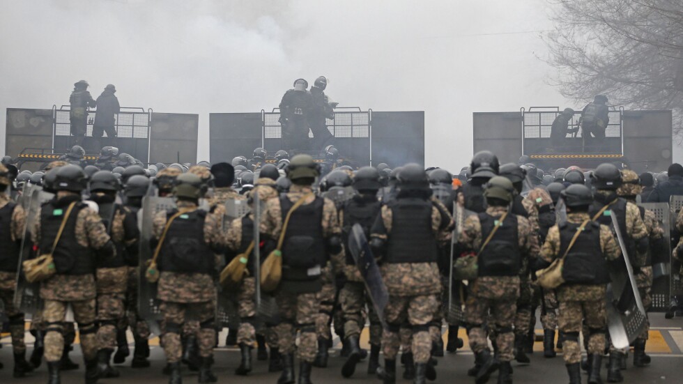 Сблъсъците в Казахстан продължават, в Алмати подпалиха кметството (ВИДЕО)