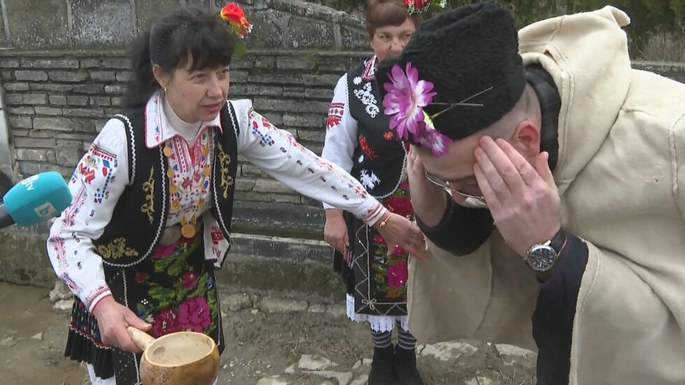 На празника в село Караисен: Традицията на обичая "Иванови влачуги"