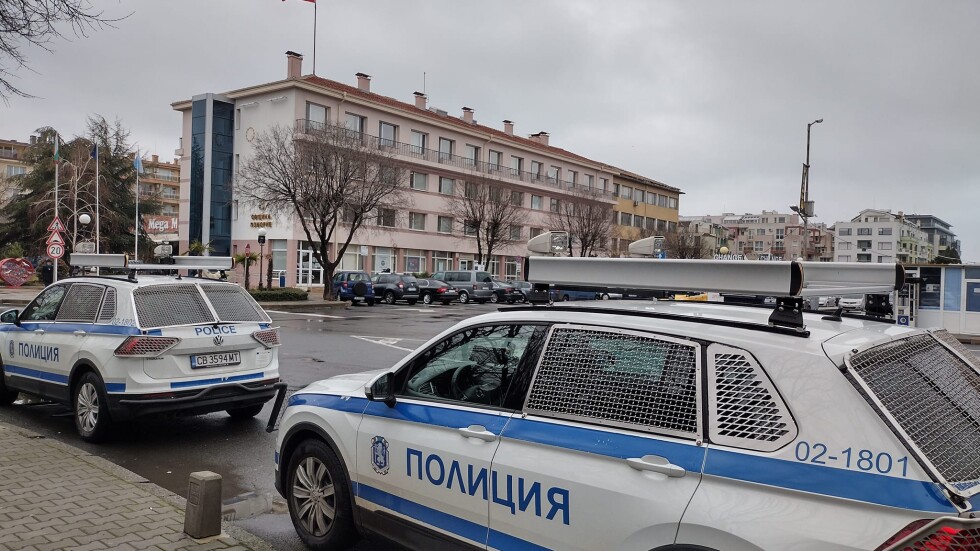 Полиция влезе в Община Поморие