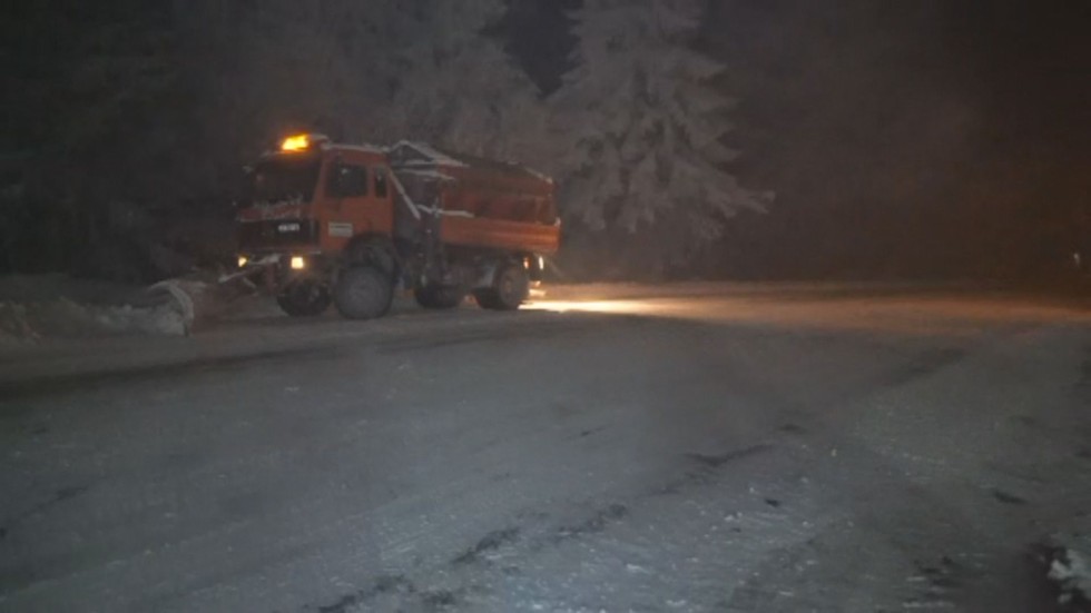 Сняг вали в почти цяла Северозападна България, движението между Враца и Ботевград за камиони е спряно