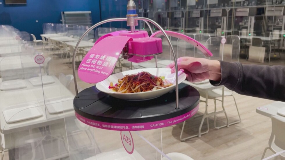 Роботи сервитьори: Машини поднасят храна на олимпиадата в Пекин
