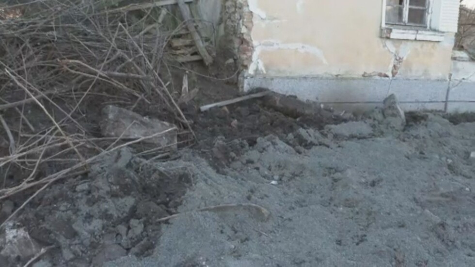 След ремонт на ВиК в ямболско село: Улиците са разкопани, а стените на къщите – напукани