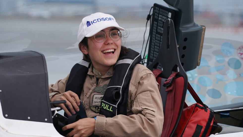 19-годишната Зара Ръдърфорд успя – тя обиколи света със самолет напълно сама