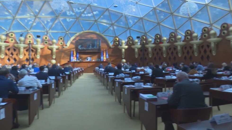 Парламентът в Скопие заседава за избора на нов кабинет 