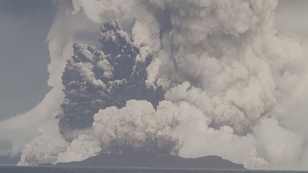 Зрелищни кадри от изригването на подводния вулкан в Тонга (ВИДЕО)