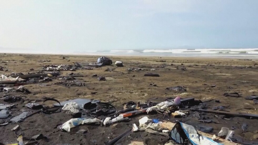 Екобедствие: Плажовете в Перу почерняха заради петролен разрив 