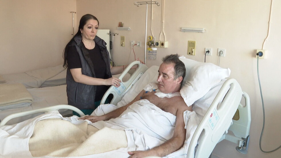След 40 дни в COVID реанимация: Граничен полицай от Бургас живее втори живот