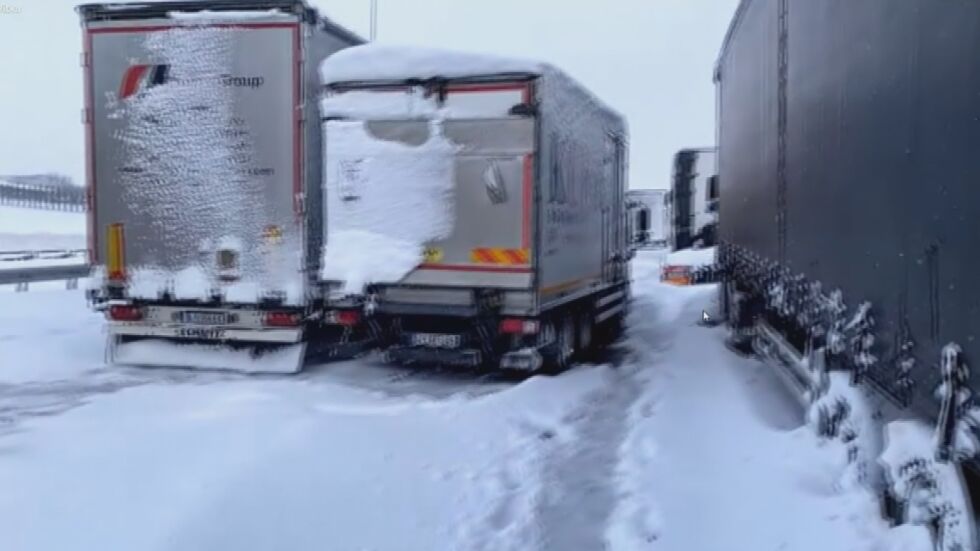 "Марица" в капан: Футболистите газят в снега, за да си набавят храна и вода (ВИДЕО)
