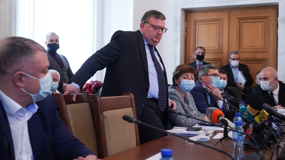 Всички в парламента без ПП и ДБ – с предизвестие от Цацаров