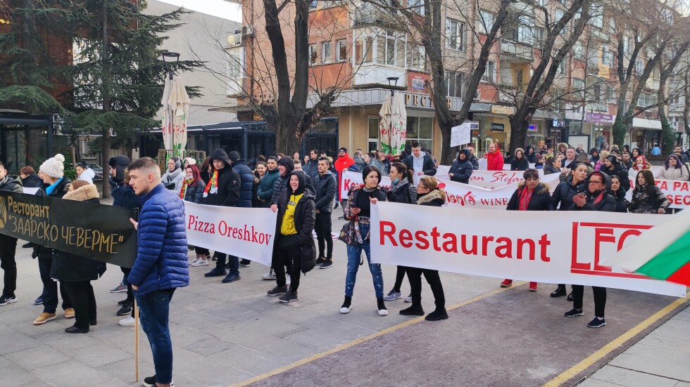 Срещу COVID мерките: Собственици на заведения блокираха булевард в Стара Загора