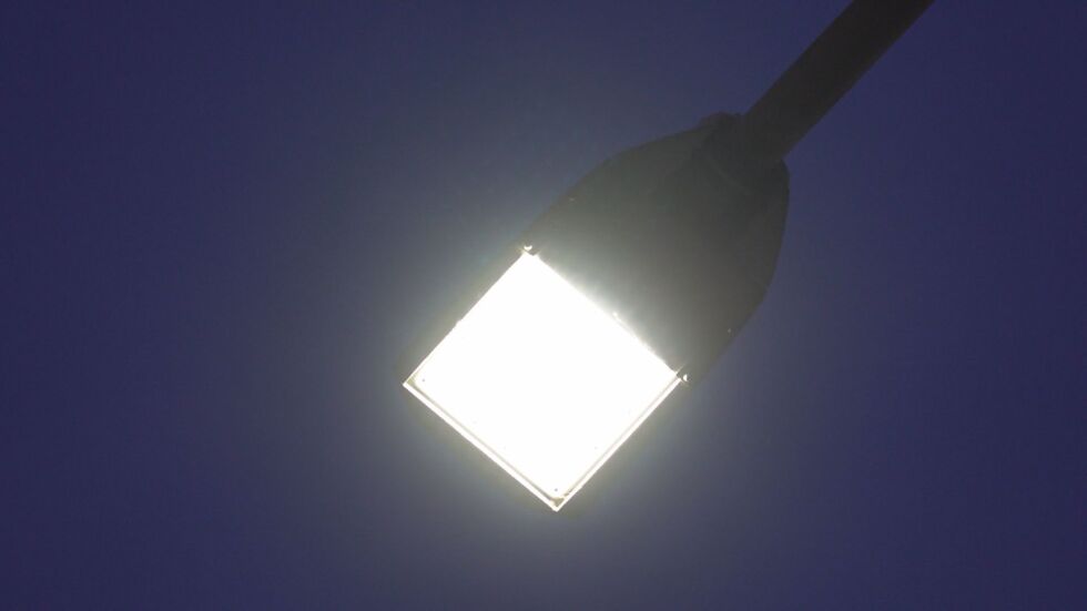 Алтернатива на скъпия ток: Улично осветление се захранва от соларни панели