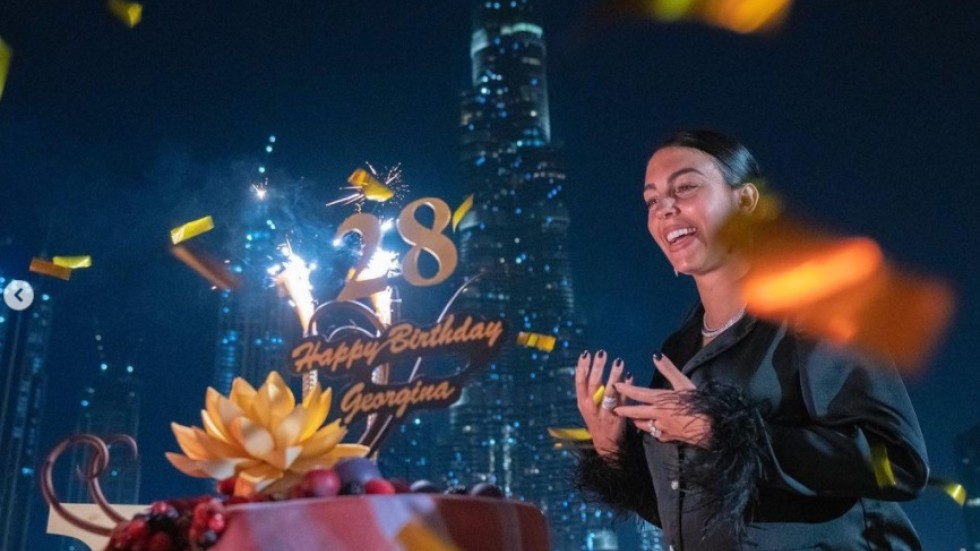 Дубайски небостъргач изгря с образа на любимата на Роналдо за рождения й ден 