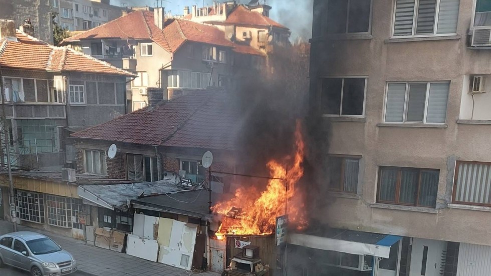 Пламна къща в Бургас, двама души са пострадали (СНИМКИ)