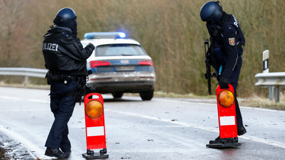 Застреляха двама полицаи при рутинна проверка в Германия