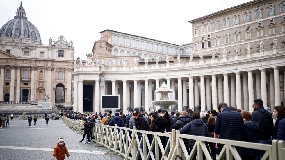 Във Ватикана: Започна поклонението пред почетния папа Бенедикт XVI