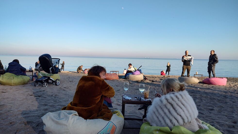 С пръсти в пясъка: Слънчево време и пълни плажни заведения в Бургас (СНИМКИ)