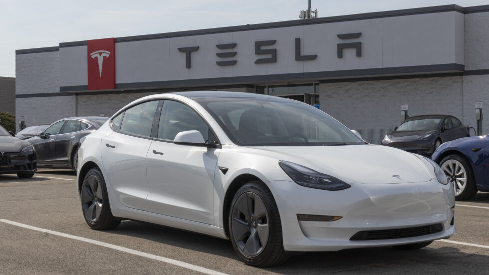 Tesla е доставила рекордните 1,3 млн. автомобила през 2022 г.