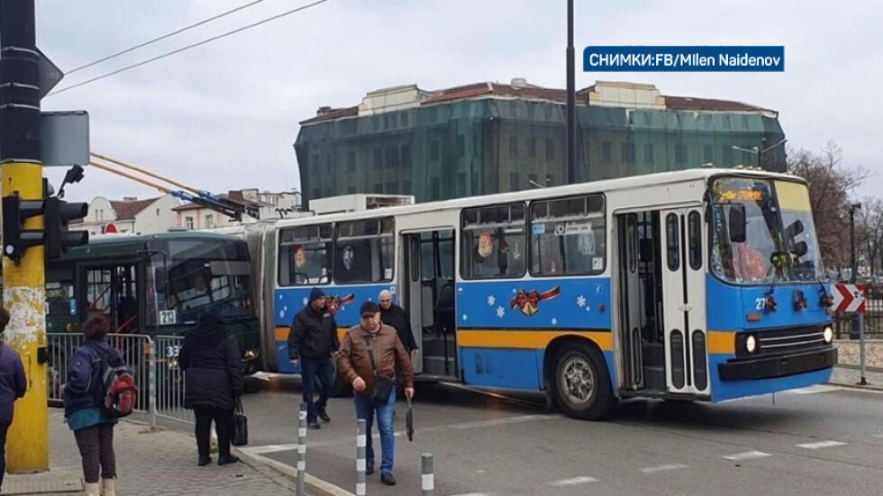 Катастрофа между автобус и тролей на градския транспорт в София