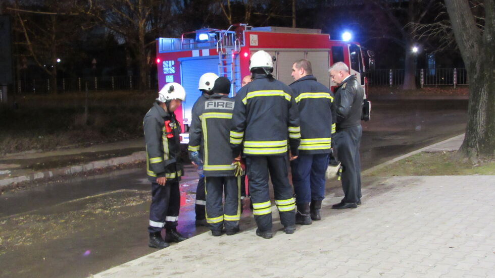 Пожар в жилищен блок взе жертва в Русе (СНИМКИ)